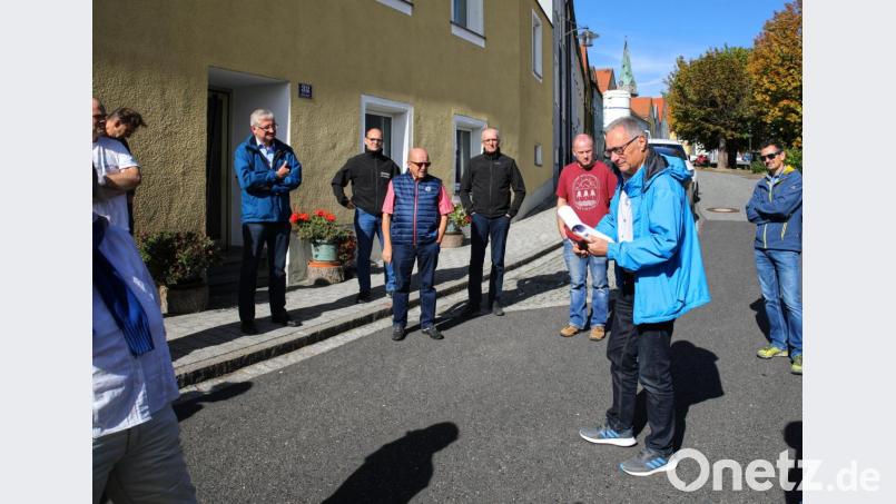 Mit den Anwohnern machten sich Bürgermeister Johannes Reger und Architekt Klaus Stiefler (vorne rechts) auf den Weg. Bild: JOCHEN NEUMANN
ERBENDORF