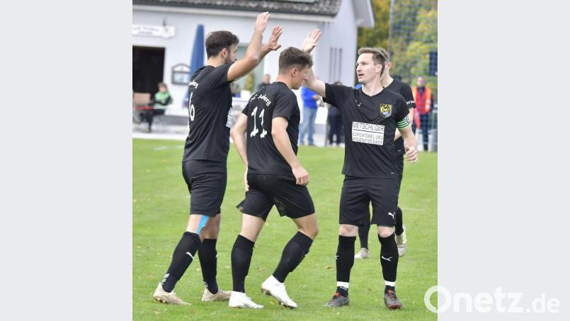 Gratulation an den Amberger Führungstorschützen Dennis Kramer (links) von Yannik Haller (Mitte) und Kapitän und Torschütze zum 0:3, Heiko Giehrl (rechts) Bild: Hubert Ziegler
