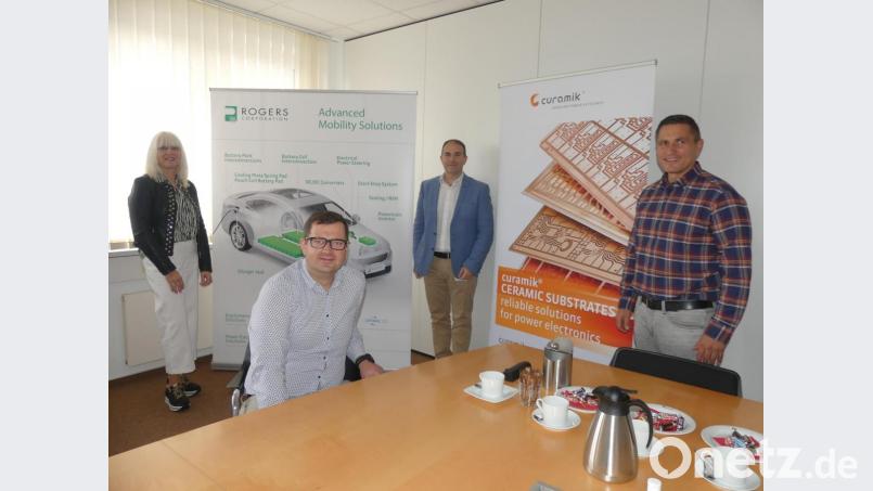 Anette Enders. Alexander Legath ujnd José A. Menendez (von links) vermitteln Bürgermeister Marcus Gradl Einblicke in die geschützten Curamik-Produkte, Verfahrenstechnik, Personalstruktur und Raumbedarf am Standort Eschenbach. Bild: rn