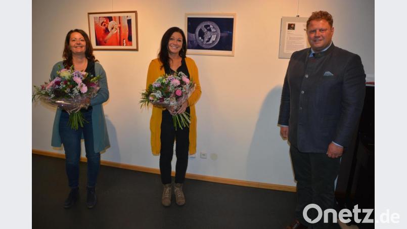 Blumen überreichte Bürgermeister Stefan Grillmeier den Mitarbeiterinnen im Museum Mitterteich, Nicole Schuller (links) und Marion Papsch. Bild: jr