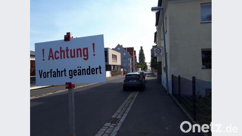 In der LIststraße in Waldsassen gilt jetzt die &quot;Rechts-vor-links&quot;-Regel. Der Hinweis auf die Neuerung ist inzwischen von Mitarbeitern des Stadtbauhofs wieder entfernt worden. Bild: pz