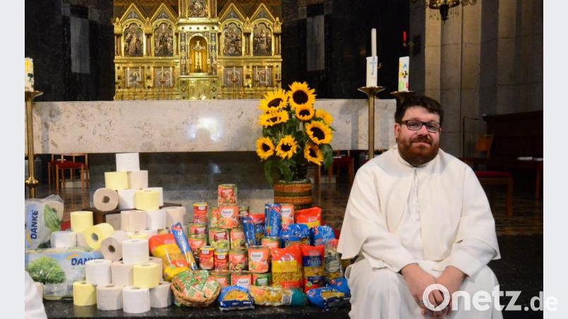 Kaplan Pater Johannes Bosco neben dem von ihm gestalteten Corona-Erntedank-Altar in St. Josef. Bild: Kunz