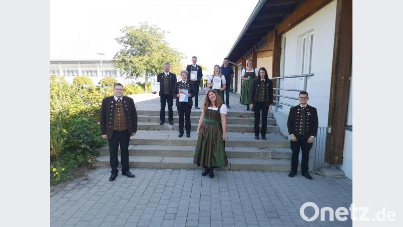 Zu sehen sind die Vorstandschaft und die geehrten Mitglieder vor dem Musikheim.
Bei der Hauptversammlung der Musikkapelle Schwarzenfeld ehrten die Vorsitzenden (vorne, von links) Mathias Winter, Kristina Betz und Markus Holzinger die langjährigen Mitglieder (hinten, von links) Josef Betz, Anja Holzinger, Sebastian Lindner, Sophie Ries, Stephanie Forster und Anita Karl. Dirigent Stefan Karl (hinten, dritter von rechts) gratulierte. Bild: Lisa Böckl/exb