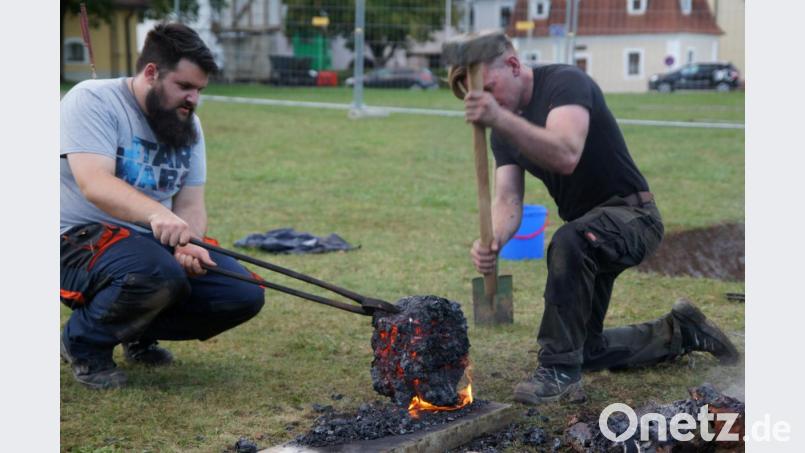 Bei dem Projekt hat Museumsleiter Martin Schreiner (rechts) selbst mit Hand angelegt. Bild: e
