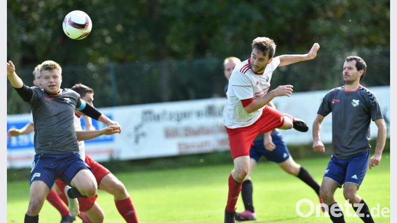 Das war das 2:1 für die SpVgg Vohenstrauß: Stefan Gmeiner (weißes Trikot) erzielte den Treffer per Kopf. Beim 6:1-Sieg der Vohenstraußer in Ebnath trug sich Gmeiner dreimal in die Torschützenliste ein. Bild: A. Schwarzmeier