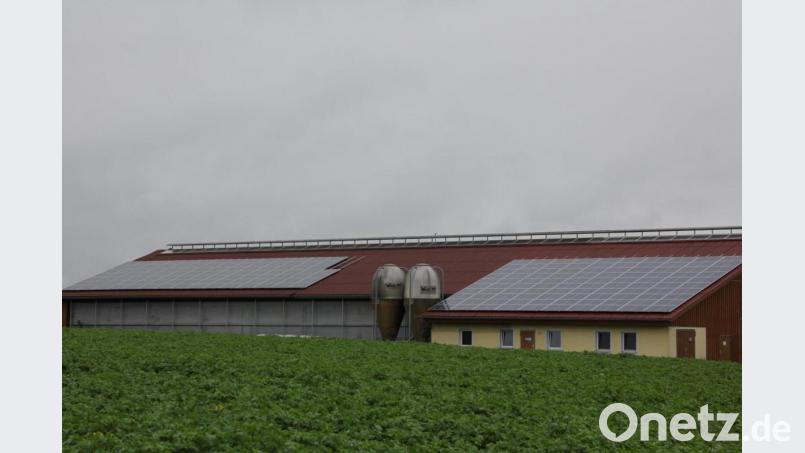 Diese Photovoltaikanlage auf einem landwirtschaftlichen Anwesen in Konnersreuth ging im Oktober 2019 in Betrieb und läuft sehr gut. Der Erlös sei 8,5 Prozent über den Plan, berichtete Thomas Sporrer. Bild: kro