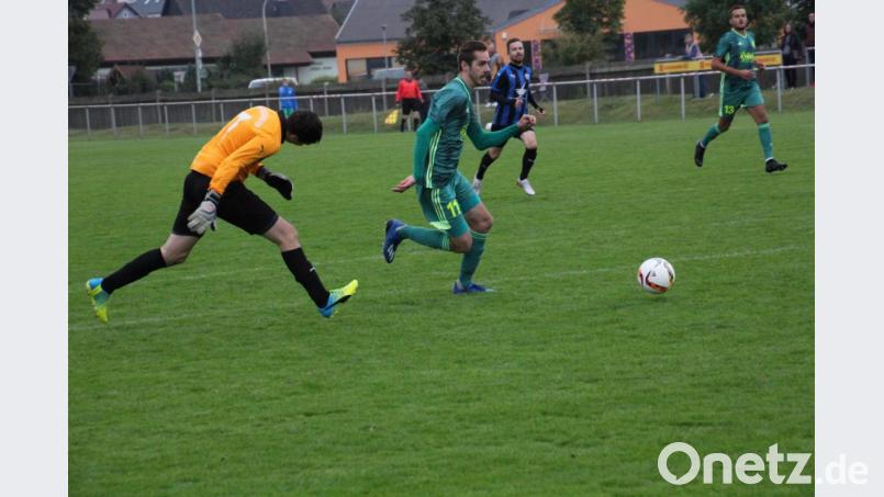 Der dreifache Torschütze Marco Kießling zieht an Gästetorwart Florian Peter vorbei und schießt zum vorentscheidenden 4:2 ein. Der SV Mitterteich besiegte am Samstag den 1. FC Herzogenaurach mit 6:2. Bild: kro