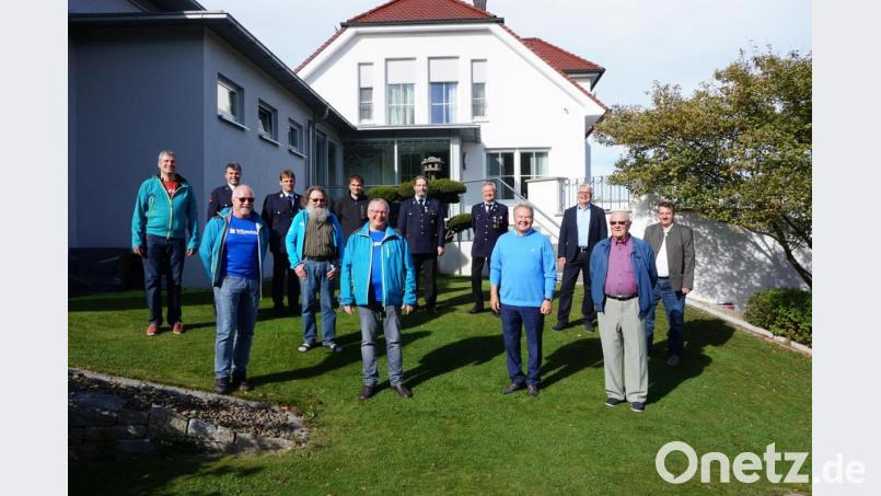 Josef Irlbacher (Vierter von rechts) freute sich über zahlreiche Gratulanten zu seinem 70. Geburtstag. Bild: eib
