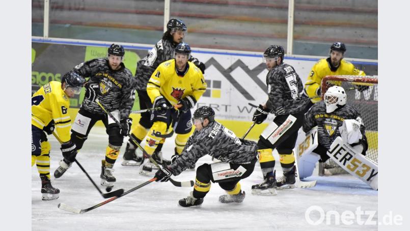 Alarmstufe rot vor dem Amberger Torhüter Timon Bätge (rechts). Bild: Hubert Ziegler