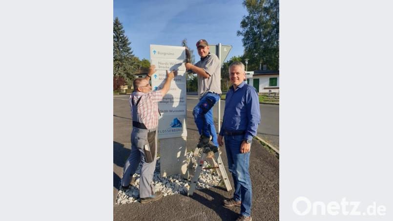 Noch ganz analog gehören auch die 22 neuen Info-Stelen zu dem Konzept, die vor kurzem über die Ortsdurchfahrt verteilt installiert wurden. Die einheitlich gestalteten Stelen aus Granit und Aluminium, den beiden in Flossenbürg hauptsächlich verarbeiteten Rohstoffen, weisen Gästen den Weg zu Betrieben, Kultur- und Freizeiteinrichtungen. Bild: exb