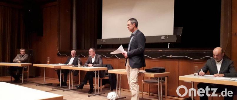 Der Vorstand des Vereins der Freunde der Basilika im Jugendheim-Festsaal, stehend Zweiter Vorsitzender Willi Prechtl und an den Tischen (von links) Kirchenpfleger Martin Rosner, Schatzmeister Alois Michl, Stadtpfarrer Dr. Thomas Vogl sowie Schriftführer Johannes Röttges. Bild: pz