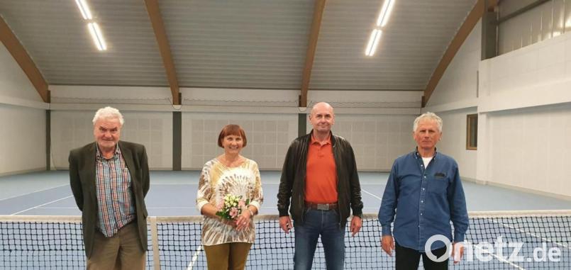 Sie sind seit Jahrzehnten dem Schwarzenfelder Tennis treu verbunden. Für 35 Jahren wurden (von links) Ludwig Beslmeisl und Marianne Heller und für 50 Jahre Hubertus Blaß (50 Jahre) ausgezeichnet. Stellvertretender Abteilungsleiter Werner Cyganek (rechts) nahm die Ehrungen vor. Bild: mab