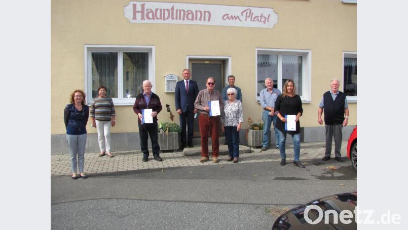 Josef Rieder (Fünfter von links) wird für 70 Jahre Mitgliedschaft beim VdK geehrt. Carola Brust (Zweite von rechts) bekommt die Urkunde für 10 Jahre Mitarbeit im Kreisverband und Erhard Kleber (Dritter von links) die Urkunden für 25 Jahre Mitarbeit und Mitgliedschaft. Bild: sei