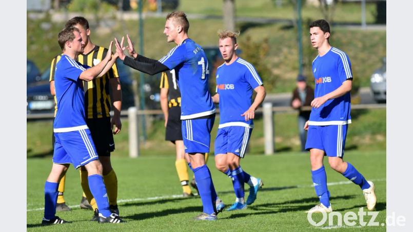 Der Etzenrichter Spielertrainer Andreas Wendl (links) klatscht Noah Scheler, Torschütze zum 1:0, ab. Der SV Etzenricht siegte beim SV Kulmain deutlich mit 5:1. Bild: A. Schwarzmeier