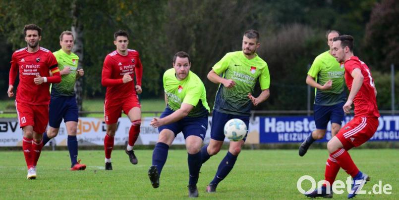 SpVgg-Goalgetter Bastian Lobinger (Mitte) zieht ab, aber ein Tor wollte der SpVgg Pfreimd gegen den TSV Seebach nicht gelingen. Bild: ham