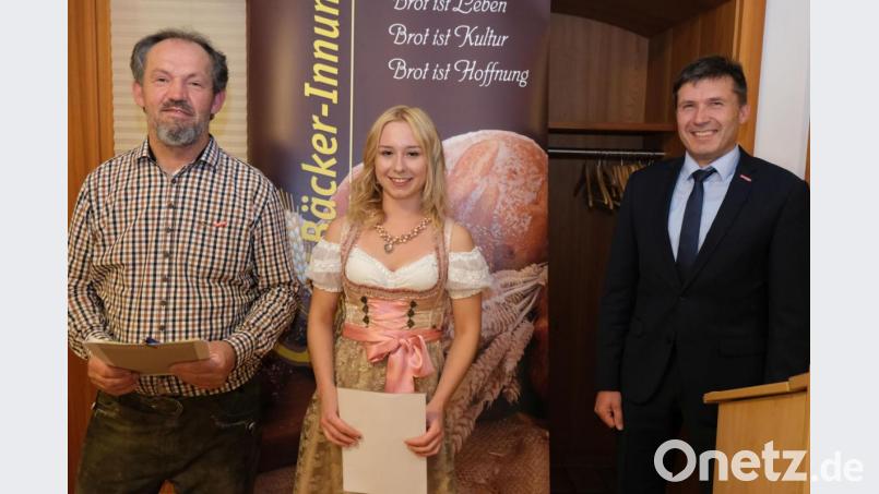Als Kammerbeste und zweite Landesbeste schnitt Alina Schönberger ab. Ihr gratulierten ihr Ausbilder und Obermeister Alfred Schuller (links) und der Bereichsleiter Berufsbildung der Handwerkskammer Niederbayern-Oberpfalz, Wolfgang Reif, der für die gute Leistungen einen Bildungsgutschein in Höhe von 300 Euro überreichte. Bild: usc