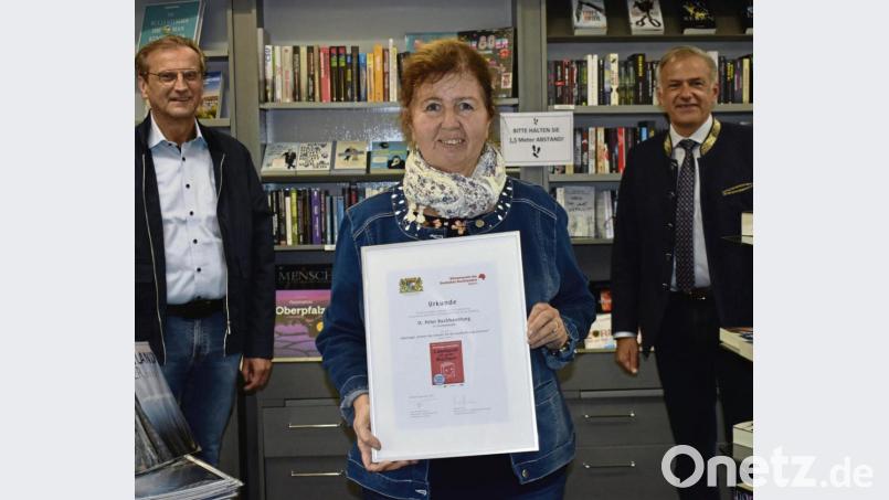 Die Buchhandlung St. Peter der Lebenshilfe Kreisvereinigung in Tirschenreuth hat zum zehnten Mal in Folge das Gütesiegel „Leseforum Bayern – Partner der Schulen“ erhalten. Über die Auszeichnung freuen sich Geschäftsführer Berthold Kellner, die Leiterin der Buchhandlung, Gertraud Ernstberger, und Landrat Roland Grillmeier (von links). Bild: lue