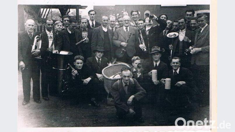 Ein Blick in die Historie: 1950 zogen die Burschen am Kirwamontag mit Musikbegeleitung von Haus zu Haus. Archivbild: Archiv Kirwaverein