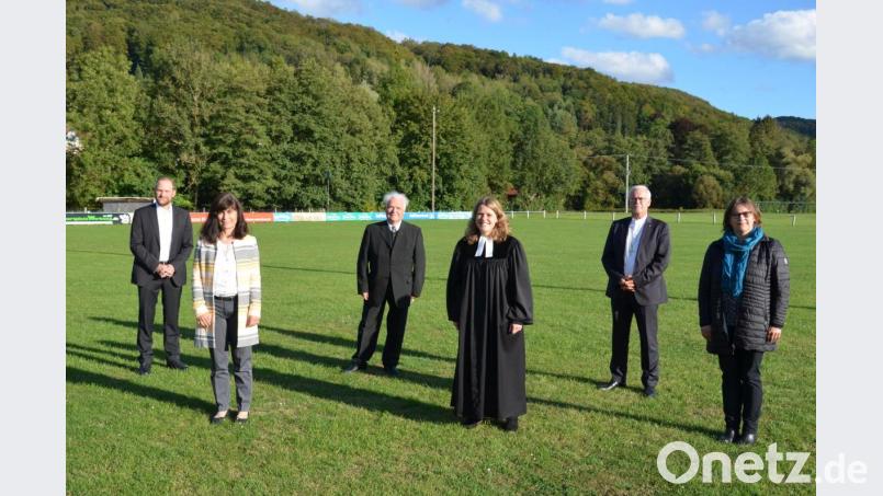 Bei der Ordination von links: Dekan Tobias Schäfer, Ingeborg Wiedemann, Dieter Kunad, Pfarrerin Estelle Kunad-Wittenberg, Regionalbischof Stefan Ark Nitsche, Birgit Sommer. Bild: Pfarramt Eschenbach mit Hirschbach/exb