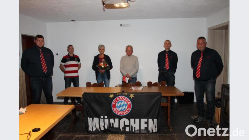 Peter Meyer (rechts) steht seit der Gründung an der Spitze des FC-Bayern-Fanclubs Neudorf, seit Samstag für weitere drei Jahre. Neu im Ausschuss sind Manuela Meyer (Dritte von links) und Siegfried Lang (Dritter von rechts). Bild: pi