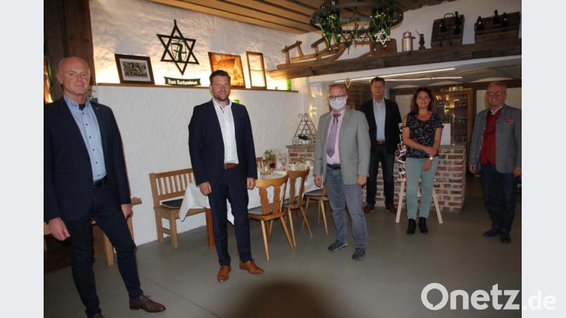 Neuwahlen standen bei der 5. Generalversammlung der Bürgerenergiegenossenschaft &quot;TIR Energie eG&quot; auf dem Programm.Im Bild (von links) Aufsichtsratsmitglied Michael Häckl, Vorsitzender Markus Sporrer, Aufsichtsratsvorsitzender Reinhard Ernstberger, 2. Vorsitzender Manfred Zölch, 3. Vorsitzende Katrin Roider und stellvertretender Landrat Toni Dutz. Bild: kro