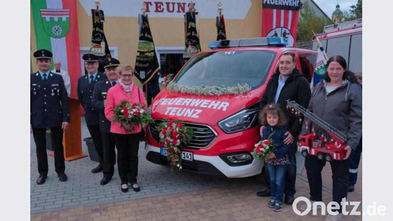 Namenspate Richard Fleck mit Gattin (Dritter von links vom Fahrzeug) und die Namensgeberin Laura zusammen ihren Eltern (rechts) erhielten Dankesworte und Blumen für ihre finanzielle Unterstützung. Im Hintergrund Kommandant Andreas Brandstätte (links), Vorstand Adolf Hammer und Pfarrer Herbert Rösl. Bild: tkr