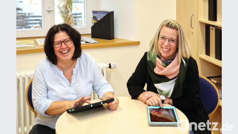 Kinderleicht ist die Bedienung der Kita-Info-App. Auf dem Bild Kindergartenleiterin Kathrin Öcal (rechts) und Mitarbeiterin Helga Sowa (links). Bild: JOCHEN NEUMANN 
ERBENDORF