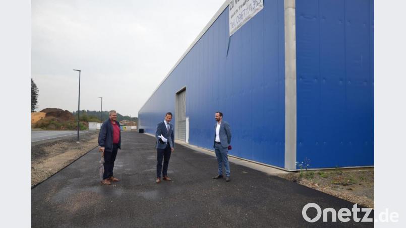 Die Bürgermeister Armin Bulenda (rechts) und Helmut Meindl (links) informierten Albert Rupprecht über die Pläne Moosbachs neue Arbeitsplätze zu schaffen. Bild: gi