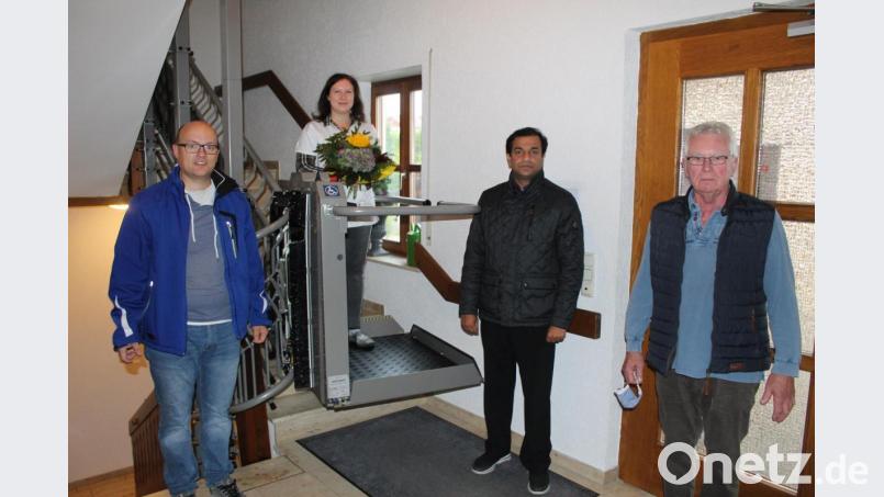 Kirchenpfleger Stefan Kausler, Carmen Köstler von der Arztpraxis, Pfarrer Pater Anish George undHubert Becher von der Kirchenverwaltung (von links) überzeugten sich selber von der Einsatzbereitschaft des neuen Lifts. Bild: soj