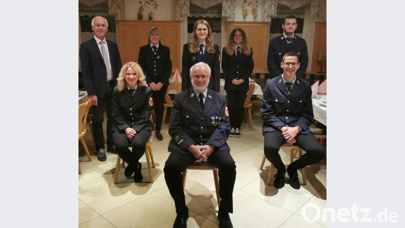 Die Feuerwehr Schwarzenreuth hat eine neue Führung. Erste Reihe von links: stellvertretende Vorsitzende Stefanie Scherm, Vorsitzender Thomas Küffner unfd stellvertretender Vorsitzender Lukas Kuhbwaandner. Zweite Reihe von links Bürger,meister Peter König, Kassier Lara König und Beisitzer Florian Weileder. 
3. Reihe von links: Schriftführer Barbara Küffner, Beisitzer Alena Kuhbander Bild: soj