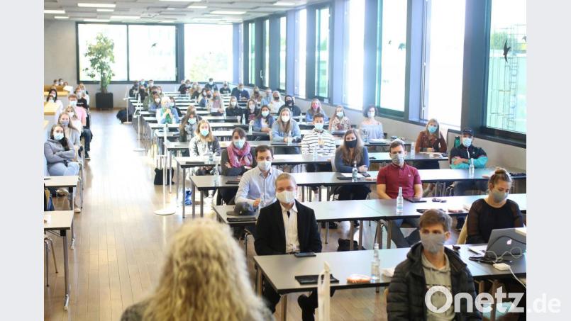Nach Studiengang getrennt werden die Erstsemester in diesem Jahr begrüßt. Auf dem Bild ist ein Teil der Studienanfänger im Studiengang „International Business“ zu sehen. Bild:  Poppel/OTH Amberg-Weiden/exb