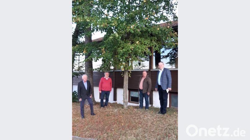 Nach 30 Jahren trafen sich einige der Initiatoren der Pflanzaktion wieder bei der Wiedervereinigungs-Linde an der Rödlaser Berghütte (von links): Hans Wisgickl, der frühere Vorsitzende des OWV Massenricht und ehemalige Kreisheimatpfleger, Hermann Frieser, Helmut Prösl und Josef Luber. Bild: fdl