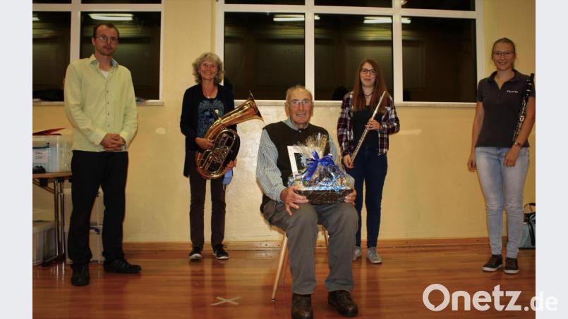 Fast 60 Jahre schon spielt Engelbert Weiß (vorne) bei der Großkonreuther Blasmusik. Dafür dankten auch (hinten von links) Markus Werner, Regina Strehl, Marina Richtmann und Theresa Bäuml. Bild: mri / Julia Bäuml