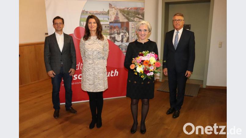Mit einem Blumenstrauß und einem Restaurantgutschein bedankten sich bei Gabriele Saller (Zweite von rechts) Bürgermeister Franz Stahl (rechts), der Leiter der Hauptverwaltung, Markus Bergauer (links), und Leiterin der Tourist-Information Stefanie Süß. Bild: Stadt Tirschenreuth/exb