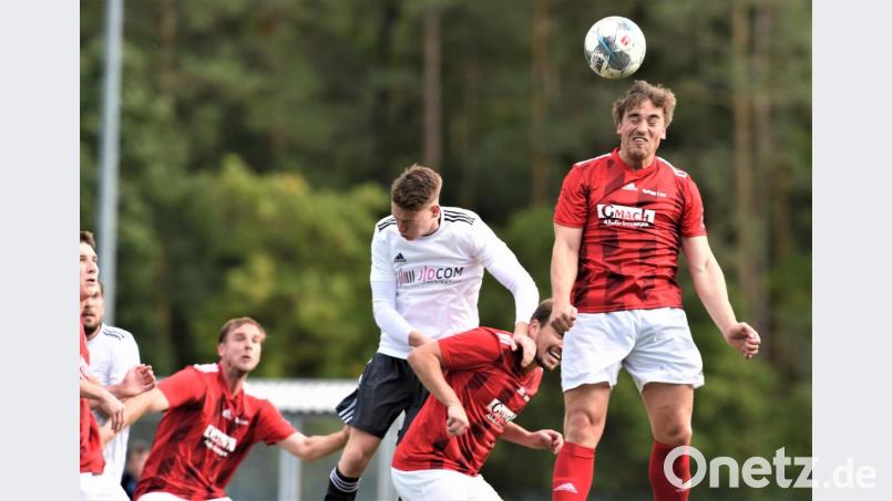 Luca Reiß (Mitte), Torschütze zur 1:0-Führung, kommt in dieser Szene gegen die Lamer Abwehr nicht zum Zug. Bild: Gerhard Büttner