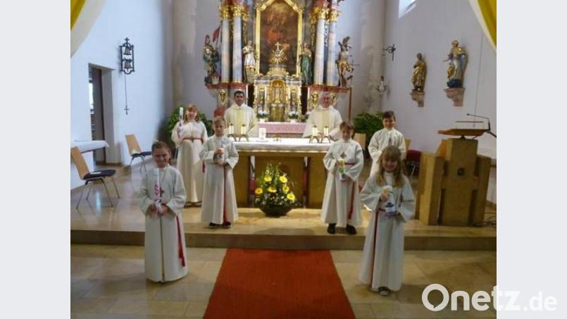 Die Kinder gehen zum ersten Mal an den Tisch des Herrn. Bild: bk