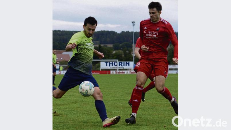 Der Pfreimder Johannes Zeus (links) wird in der 86. Minute von dem Seebacher Sandro Nickl attackiert, also ein ganz normaler Zweikampf, wie er in jedem Spiel zigmal vorkommt. Das Zusammentreffen der beiden Spieler ging für den Pfreimder jedoch nicht so gut aus. Zeus wurde schwer am Knie verletzt. Bild: ham