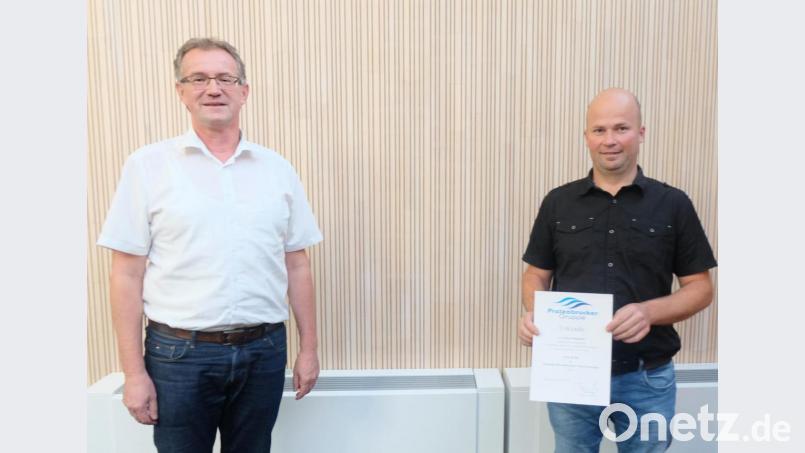 Wasserwart Jürgen Obendorfer (rechts) absolvierte erfolgreich die Ausbildung als Fachkraft für Wasserversorgungstechnik. Verbandvorsitzender Franz Grabinger (links) händigte die Bestellungsurkunde aus. Bild: ohr