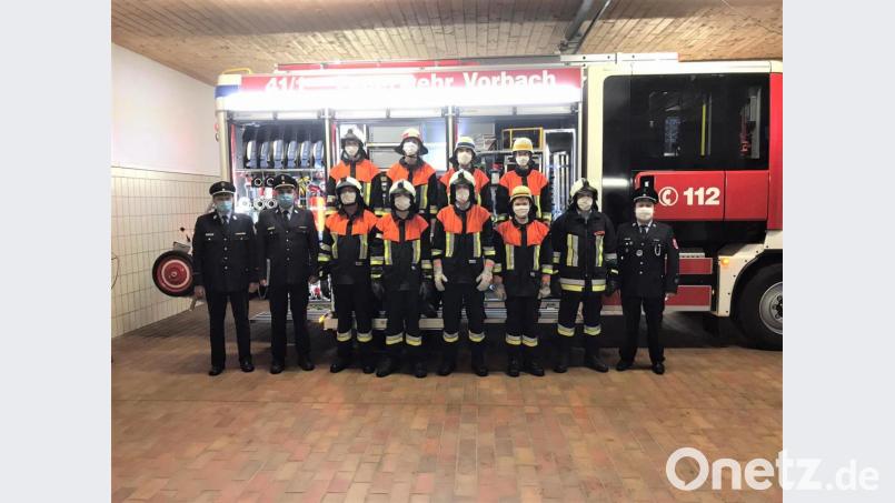 Bestens vorbereitet von ihren Ausbildern stellt sich eine Gruppe der Vorbacher Feuerwehr der Leistungsprüfung. Die Umstände sichern ihr sicherlich einen Platz in der Vereinsgeschichte der Wehr. Bild: wmi