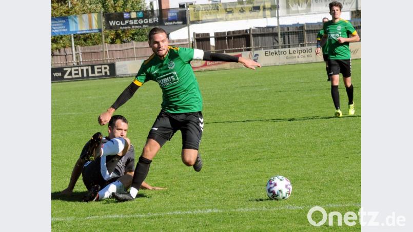 Im Kreisliga-Spiel zwischen der (SG) SV Mitterteich II/SV Steinmühle I und dem VfB Arzberg (grüne Trikots) gab es am Sonntag in der Schlussphase drei Platzverweise gegen Arzberger Spieler. Bild: hho
