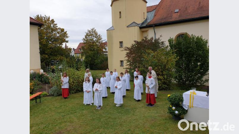 Ihre erste Kommunion empfingen am Samstag in Neukirchen (vorne, von links) Boglarka Hallai, Katia Schreiber, Lea-Marie Kutsche, (Mitte, von links) Veit Maier, Samuel Hippert, Viktors Andrejevs, Nico Majecki, Sebastian Altschmied, (hinten, von links) Botond Bodan, Jonathan Helm, Leonora Gebert und Nina Sperber. Rechts Pfarrer Roland Klein, links Religionslehrerin Stefanie Seufert-Wolf. Bild: dlu