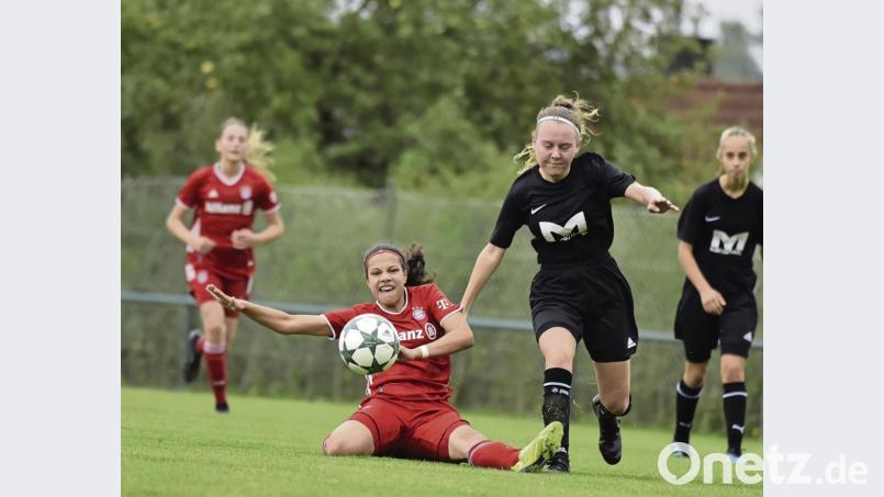 Melina Schrott vom TSV Theuern (rechts vorne) hat ihre grätschende Münchener Gegenspielerin überlaufen und zieht davon. Die Punkte nahm allerdings der FC Bayern mit. Bild: zg