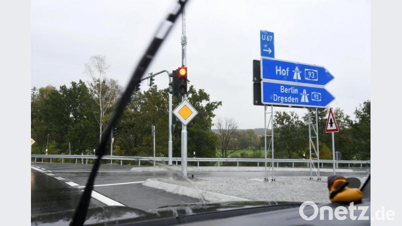 Eingeschaltet: Seit Freitagmittag regeln die neuen Ampeln auf der Südost-Tangente an den Autobahn-Anschlussstelle Weiden-Süd den Verkehr. Bild: Gabi Schönberger