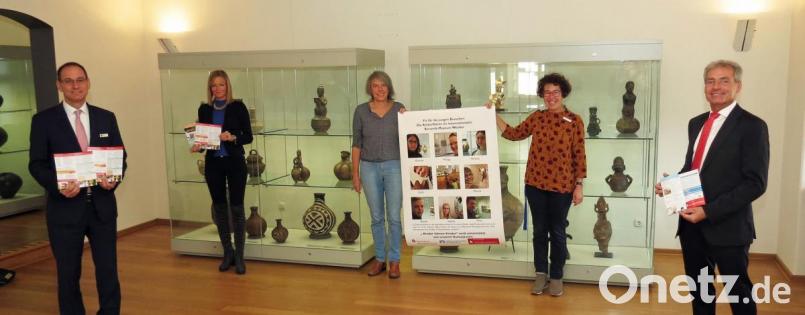 Über spannende Veranstaltungen im Bereich des Kinder-Kulturprogramms im Jubiläumsjahr des Keramik-Museums informieren Irene Fritz (Mitte) und Stefanie Dietz (rechts am Plakat) die Kulturpaten (von links) Robert Stahl von der Sparkasse Oberpfalz Nord, Stephanie Forster von der Volksbank Raiffeisenbank Nordoberpfalz, und Karlheinz Schreiner von den Vereinigten Sparkassen Eschenbach, Neustadt, Vohenstrauß. Bild: Dobmeier