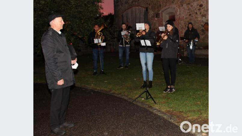 Zum 60. Geburtstag spielte die Blaskapelle Teunz ein Ständchen für Pfarrer Herbert Rösl (links). Bild: frd