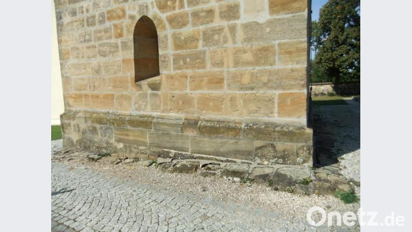 Man sieht der Nikolauskirche in Pittersberg die Schäden rundum an. Auch die Fundamente um den im Jahre 1887 erbauten mächtigen Turm brauchen Ausbesserungen und Hilfe. Bild: gm