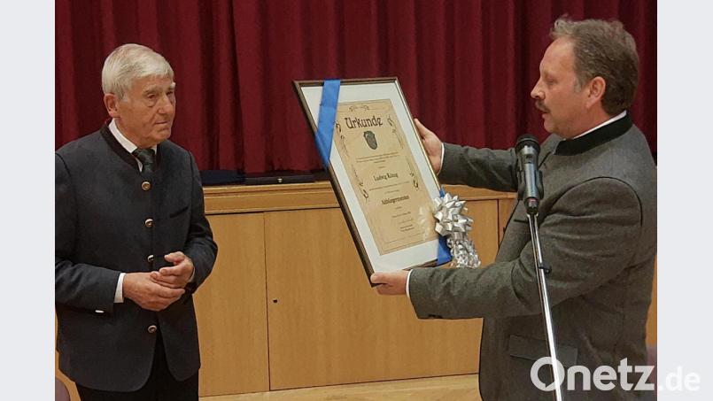 Zum Altbürgermeister wurde Ludwig König (links) von seinem Nachfolger Bernhard Schindler ernannt. In einer Festsitzung überreichte der amtierende Bürgermeister die Urkunde und erhielt ein besonderes Geschenk. Bild: ld