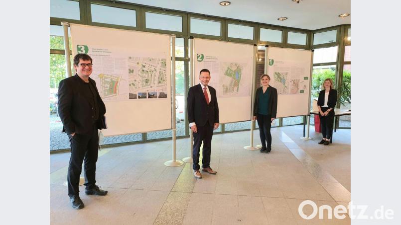 Beim ersten Ausstellungsrundgang (von links) Bau- und Planungsdezernent Oliver Seidel, Oberbürgermeister Jens Meyer, Marion Stelzl von der Stadtplanung sowie Jessica Schröder von Dragmomir Stadtplanung aus München. : Bild: Josef Wieder
