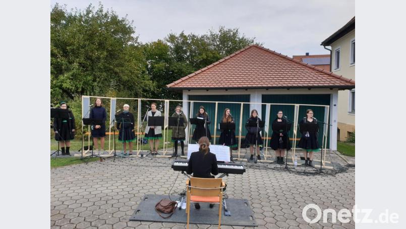 &quot;Feel the gang&quot; unter der musikalischen Leitung von Katrin Heidner begleitete den Gottesdienst mittels coronatauglicher Trennwand. Bild: dlu