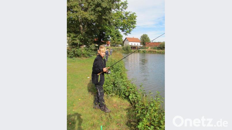 Stolz war Julian Haimerl, dem ein 47 Zentimeter langer Karpfen an die Angel ging. Bild: is